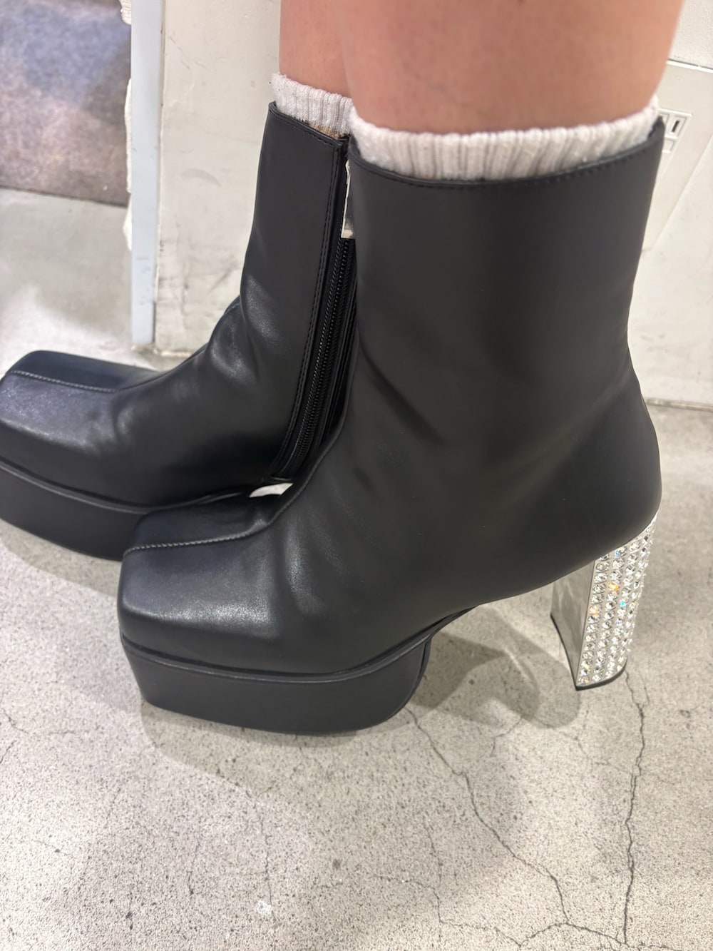 その他のニット/セーター、ブラック系のスカート、ブラック系のブーツを着用したレディースの冬コーディネートの6枚目の写真