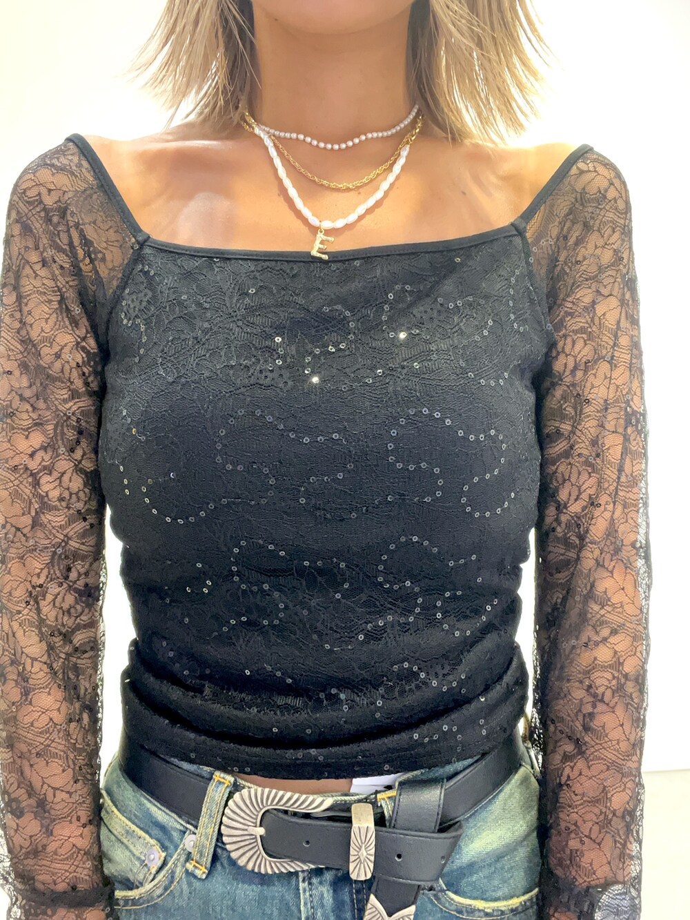 その他のTシャツ/カットソー、レッド系のショルダーバッグ、ブルー系のデニムパンツを着用したレディースの秋コーディネートの4枚目の写真