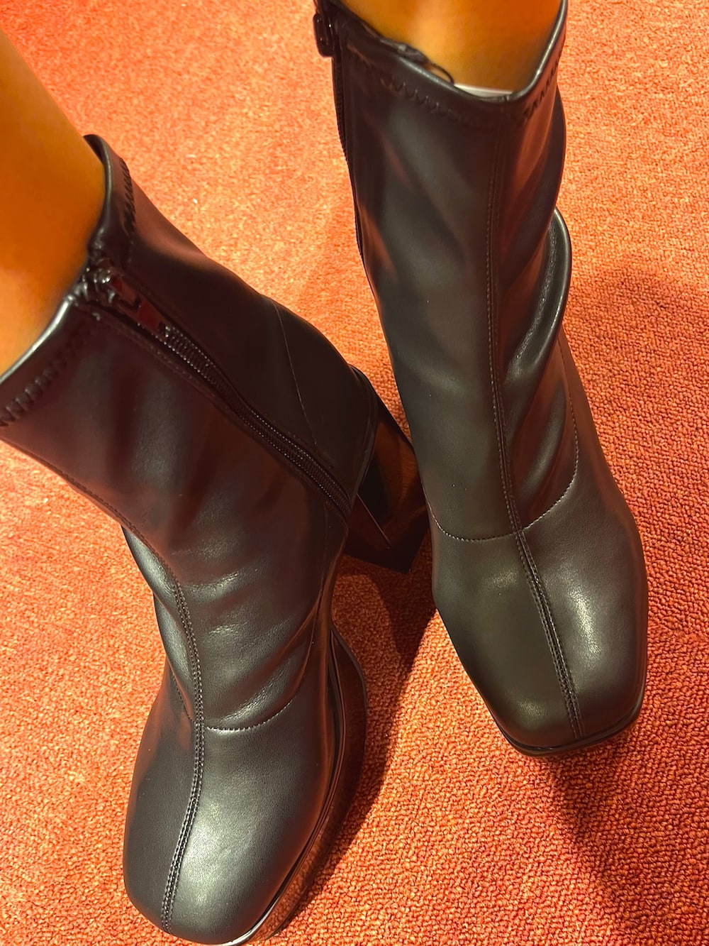 ブラック系のパーカー、ブルー系のハンドバッグ、ホワイト系のその他パンツを着用したレディースの秋コーディネートの6枚目の写真