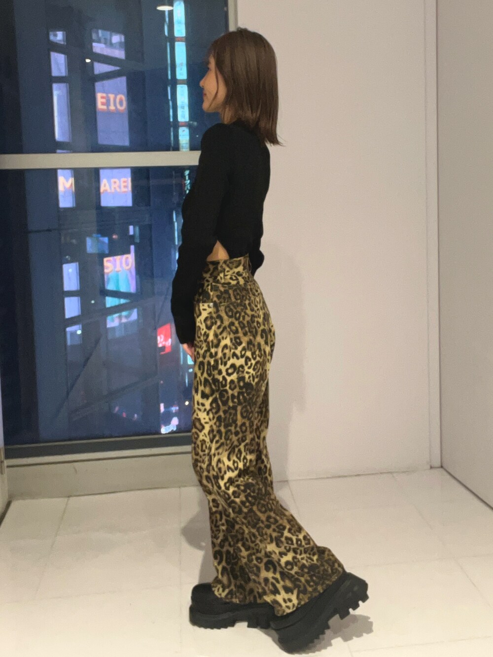 ブラック系のニット/セーター、ブラック系のブルゾン、その他のその他パンツを着用したレディースの秋コーディネートの4枚目の写真