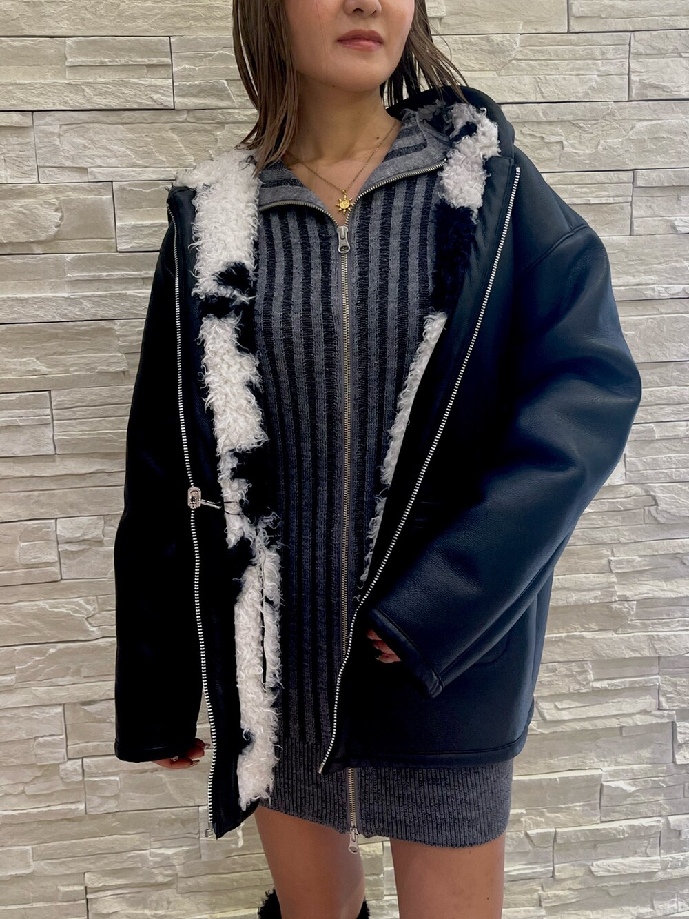 その他のブルゾン、グレー系のワンピース、ブラウン系のハンドバッグを着用したレディースの冬コーディネートの6枚目の写真