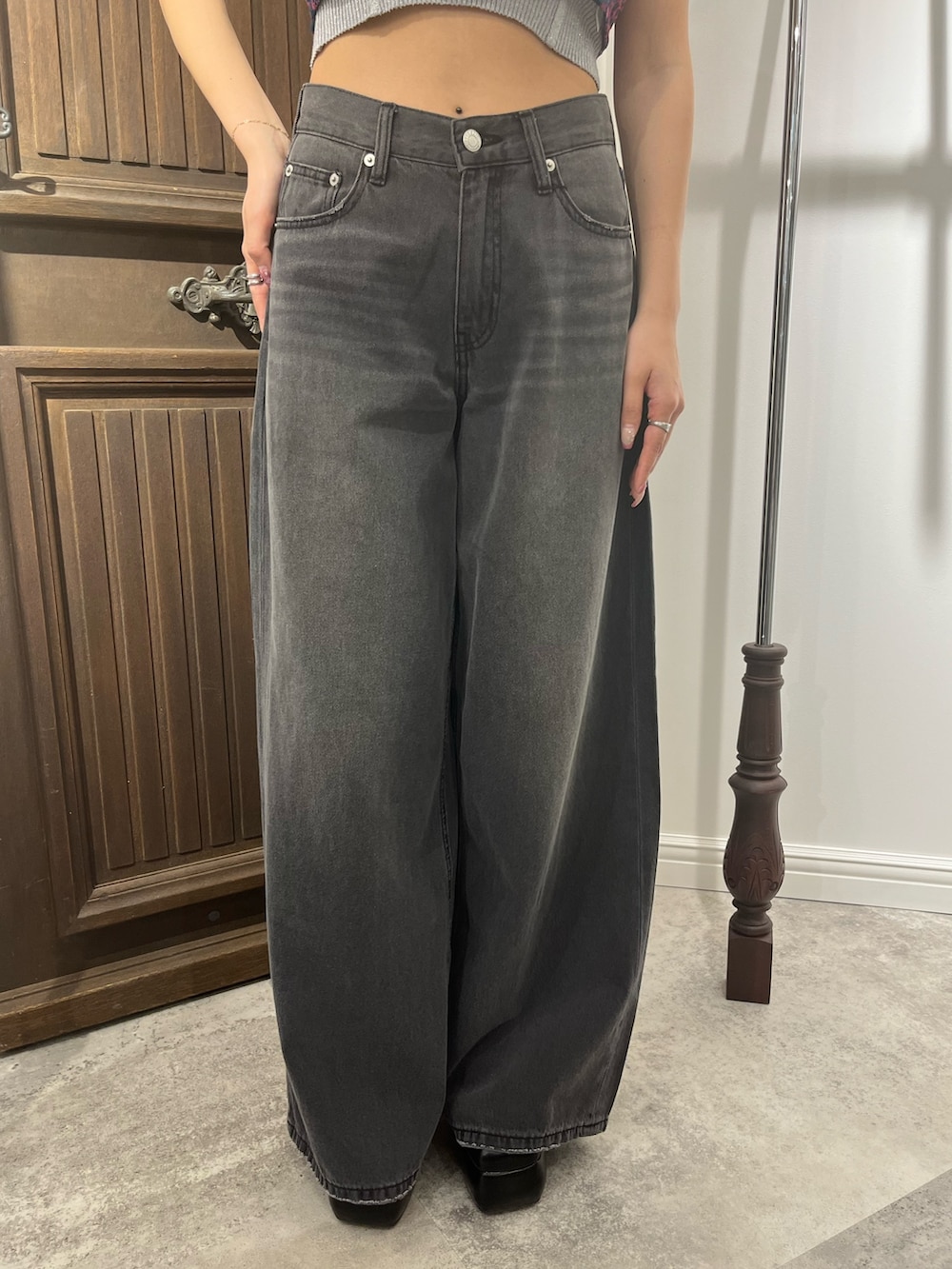 その他のキャミソール、グレー系のキャミソール、ブラック系のデニムパンツを着用したレディースの春コーディネートの5枚目の写真