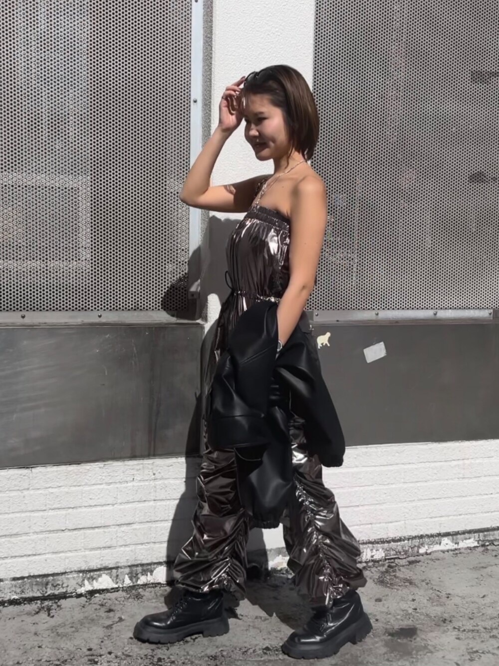 シルバー系のつなぎ/オールインワン、ブラック系のブーツ、ブラック系のサングラスを着用したレディースの冬コーディネートの3枚目の写真