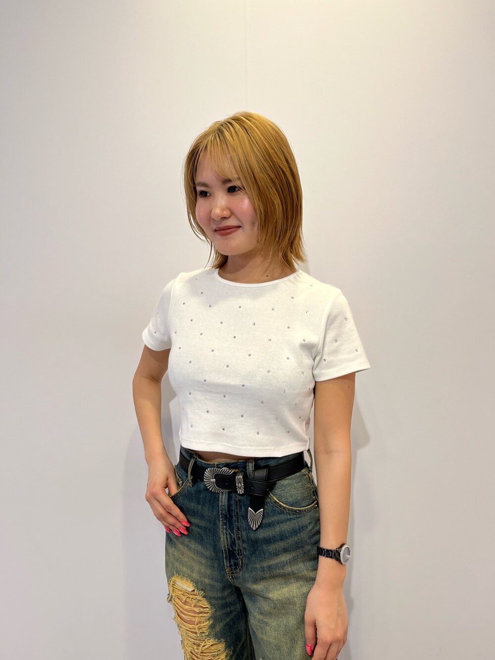 ホワイト系のTシャツ/カットソー、ブルー系のデニムパンツを着用したレディースの春コーディネートの2枚目の写真