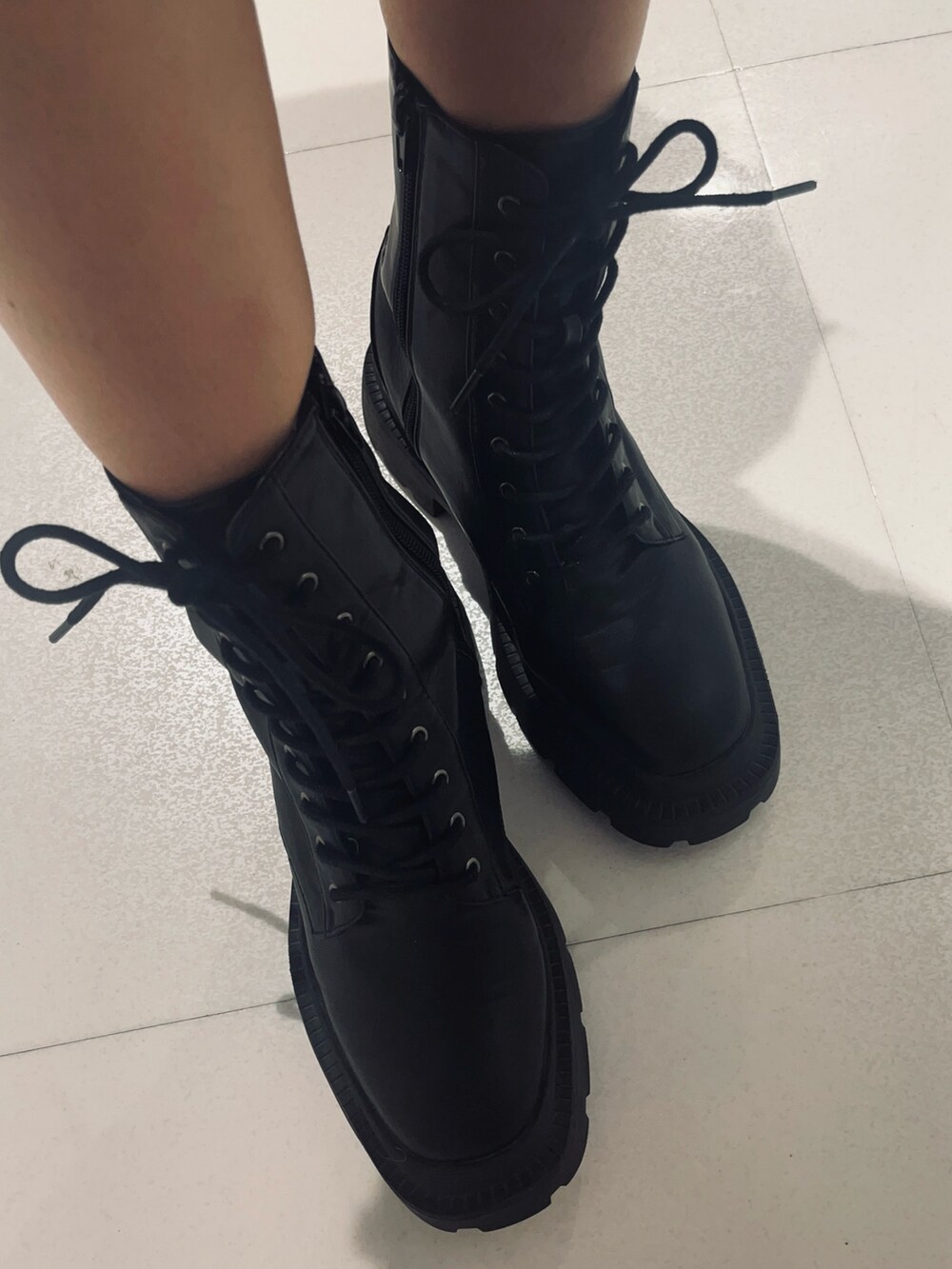 ブラック系のワンピース、ブラック系のショルダーバッグ、ブラック系のブーツを着用したレディースの夏コーディネートの6枚目の写真