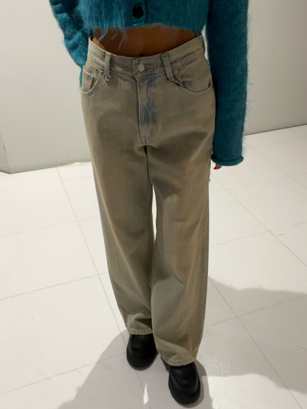 ブルー系のニット/セーター、ブルー系のデニムパンツ、ブラック系のローファーを着用したレディースの秋コーディネートの5枚目の写真