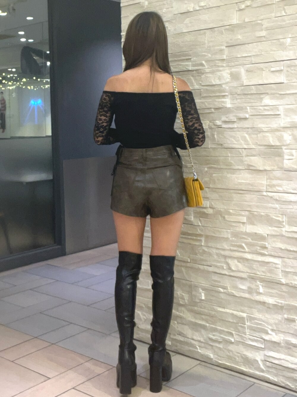 ブラック系のTシャツ/カットソー、ブラウン系のその他パンツ、ブラック系のブーツを着用したレディースの秋コーディネートの3枚目の写真