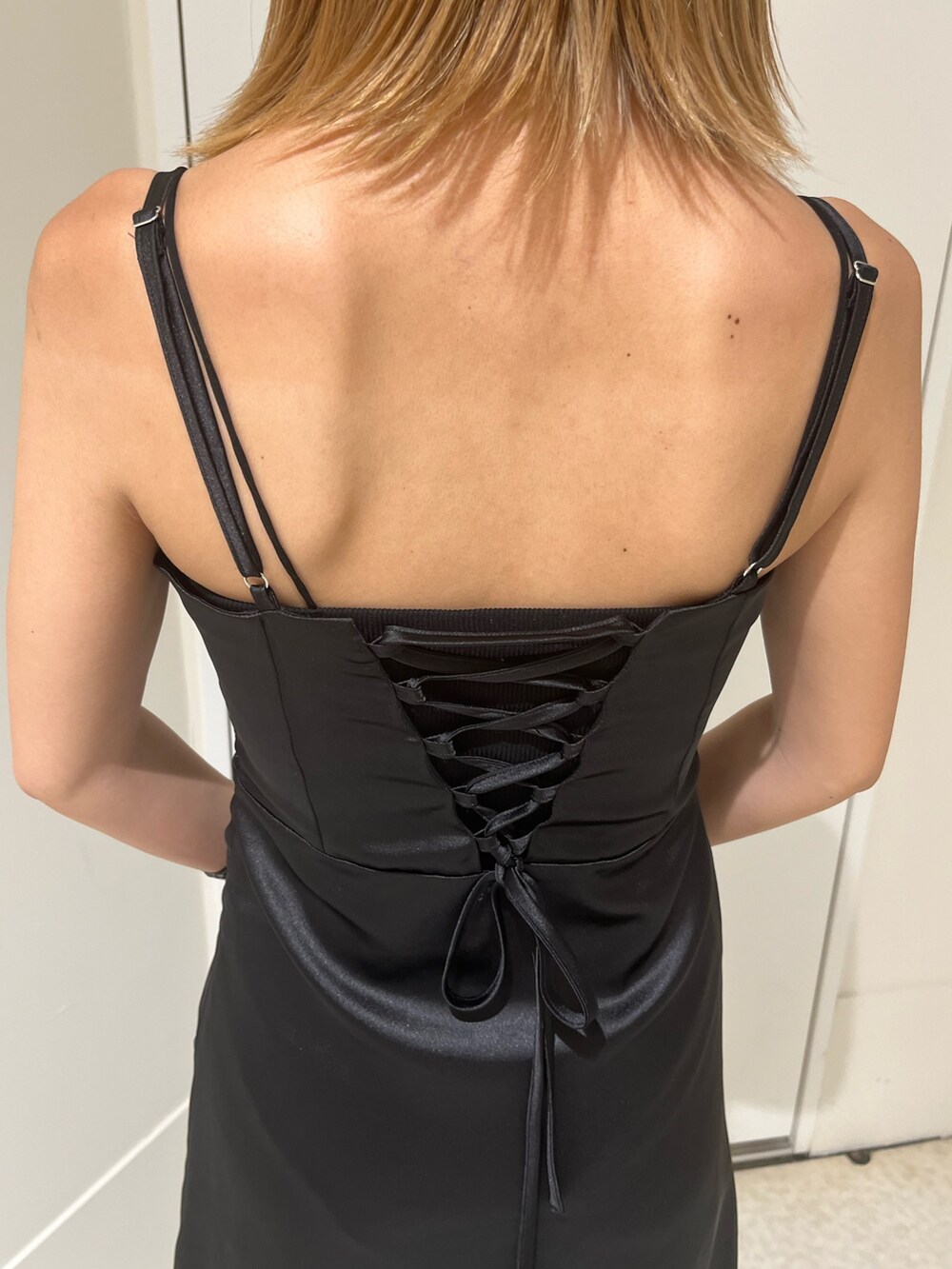 ブラック系のワンピース、ブラック系のトートバッグを着用したレディースの夏コーディネートの4枚目の写真