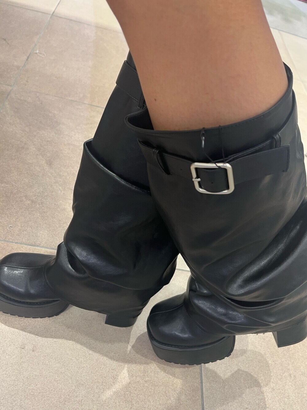 ブラウン系のタンクトップ、ブルー系のデニムスカート、ブラック系のブーツを着用したレディースの夏コーディネートの6枚目の写真