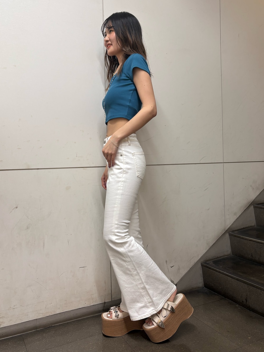 ブルー系のTシャツ/カットソー、ホワイト系のデニムパンツ、ホワイト系のサンダルを着用したレディースの春コーディネートの2枚目の写真