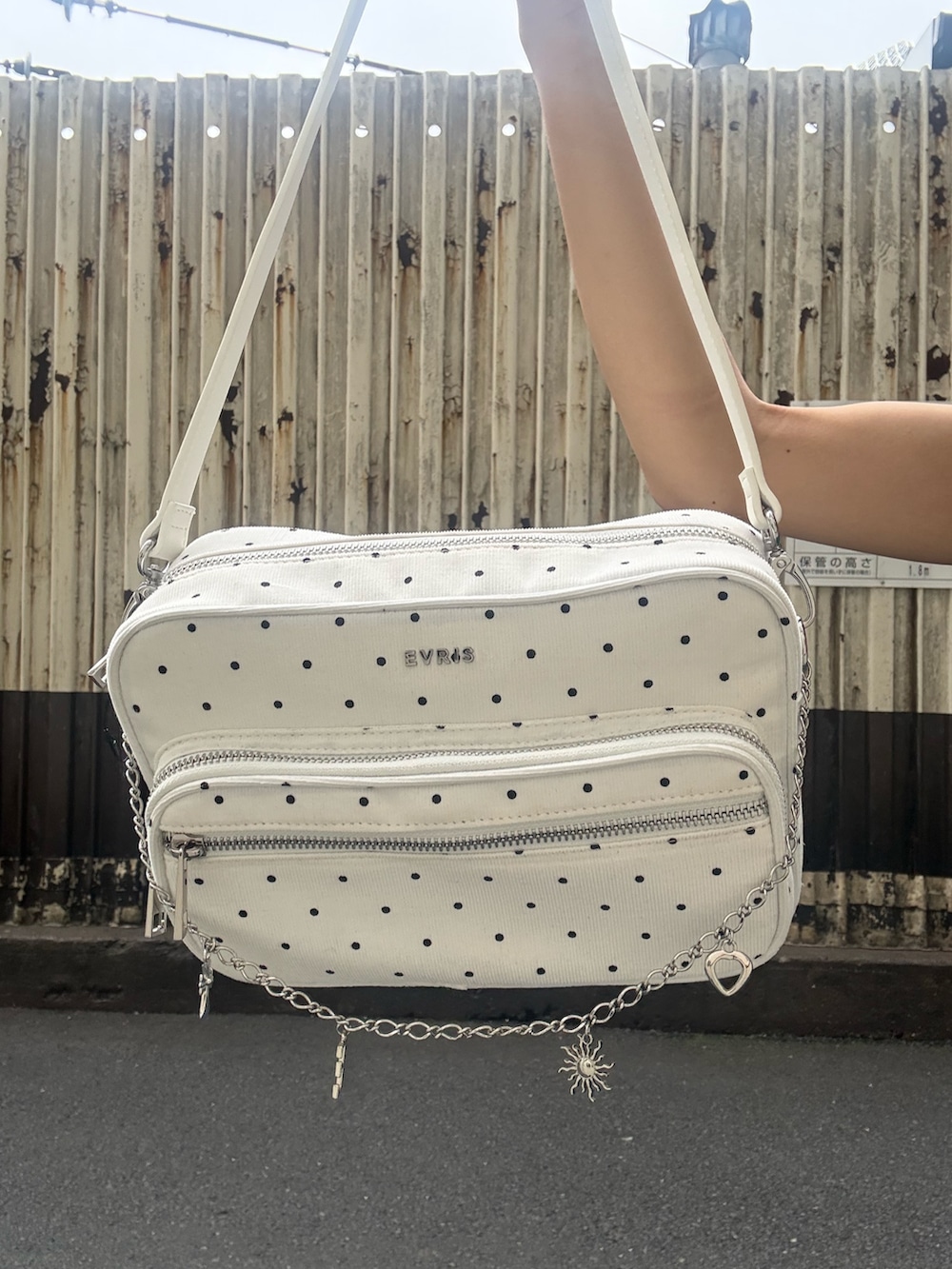 ブルー系のワンピース、イエロー系のハンドバッグ、シルバー系のサンダルを着用したレディースの夏コーディネートの5枚目の写真