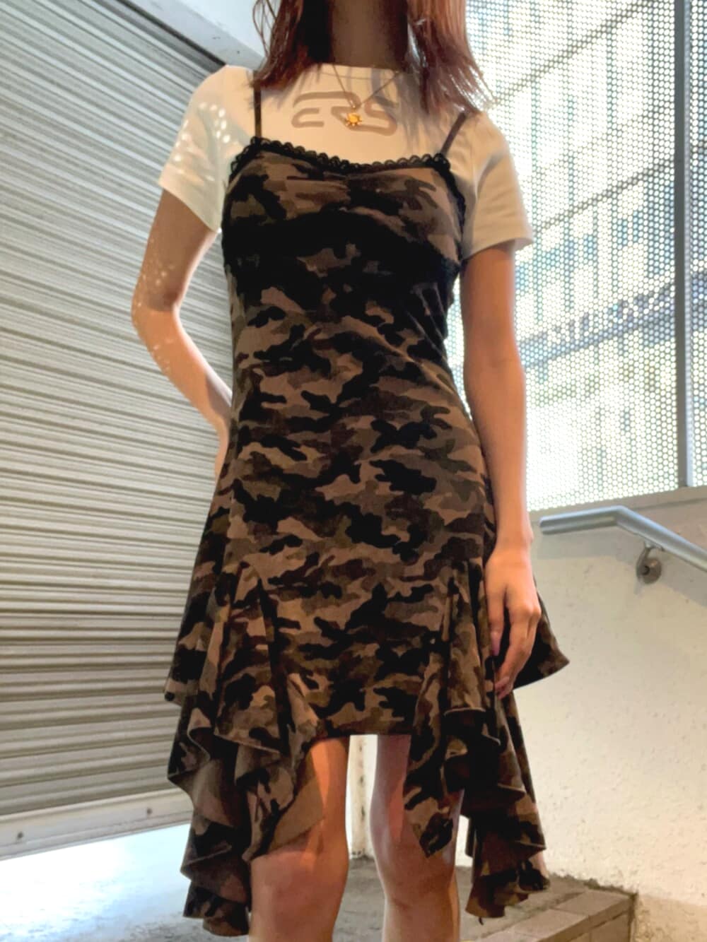 ホワイト系のTシャツ/カットソー、グリーン系のワンピース、ブラック系のブーツを着用したレディースの春コーディネートの5枚目の写真