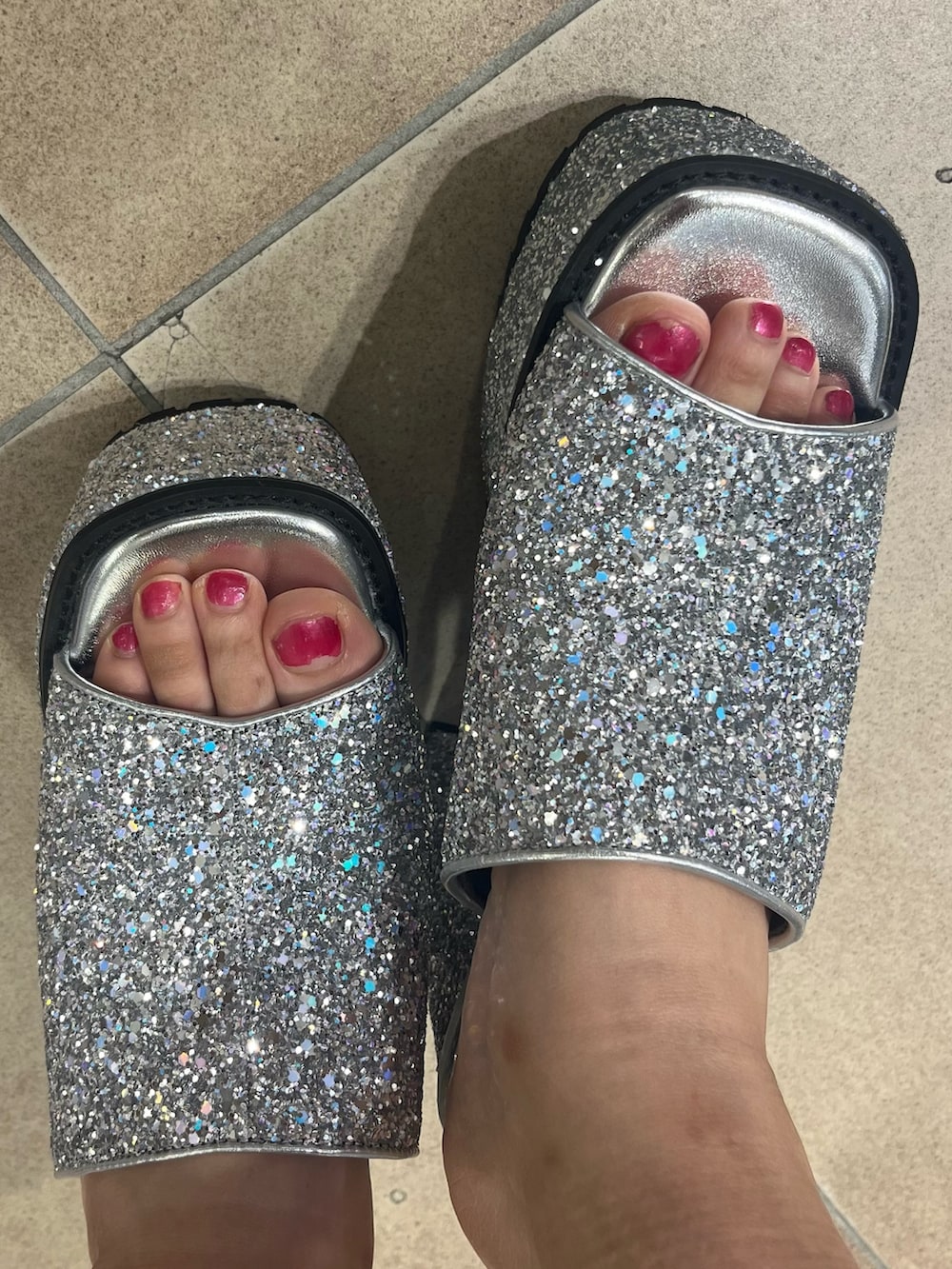 ブルー系のキャミソール、ブルー系のデニムパンツ、シルバー系のサンダルを着用したレディースの夏コーディネートの7枚目の写真