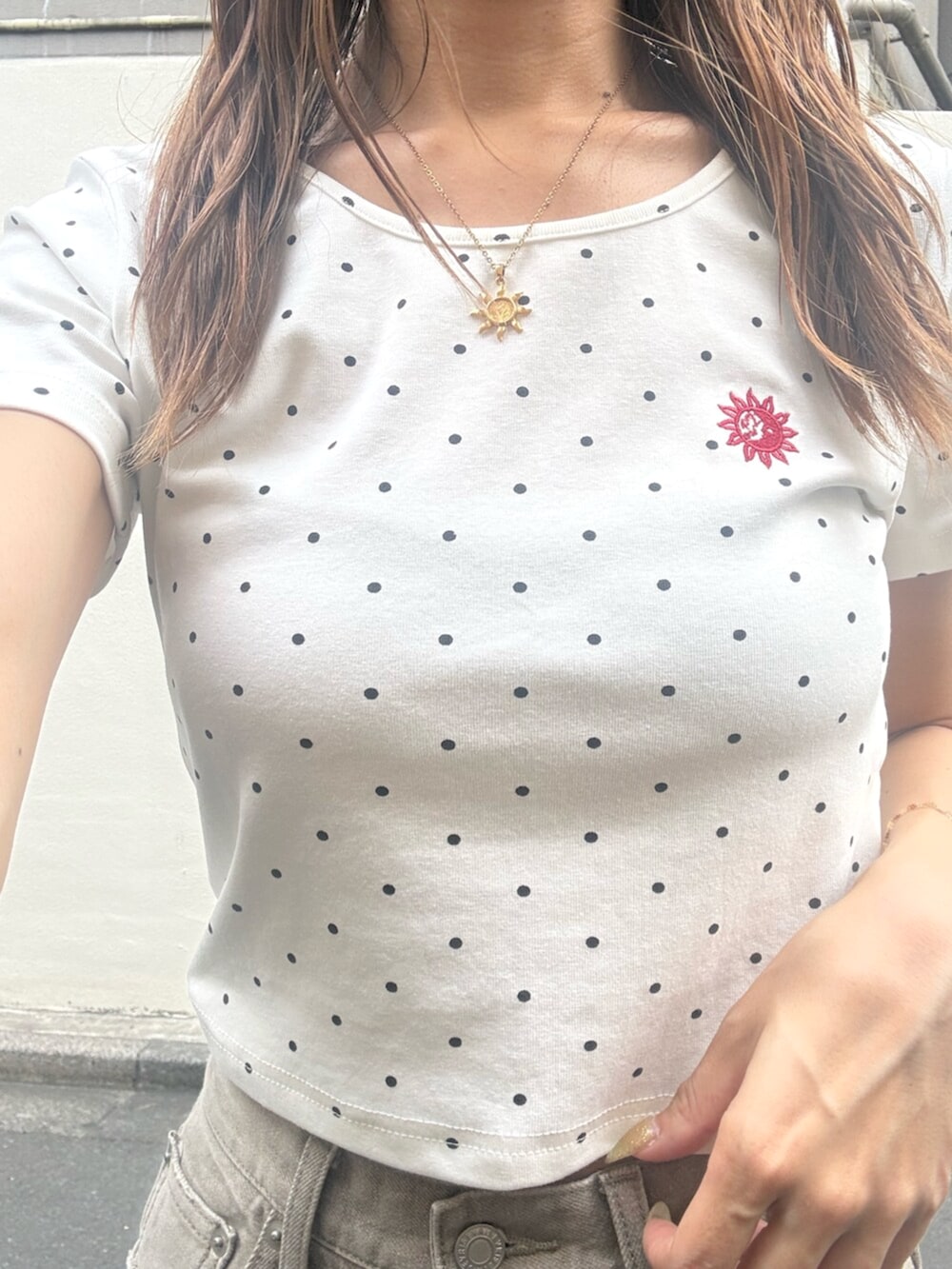 シルバー系のサンダル、ホワイト系のTシャツ/カットソー、ベージュ系のデニムパンツを着用したレディースの夏コーディネートの4枚目の写真