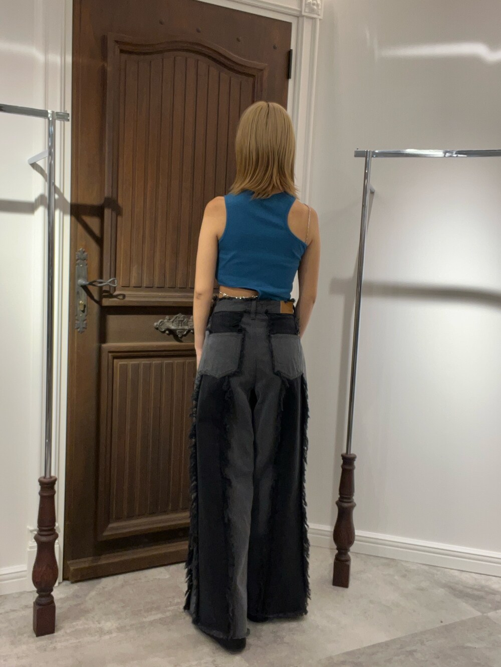 ブルー系のTシャツ/カットソー、ブラック系のデニムパンツ、ブラック系のサンダルを着用したレディースの夏コーディネートの4枚目の写真