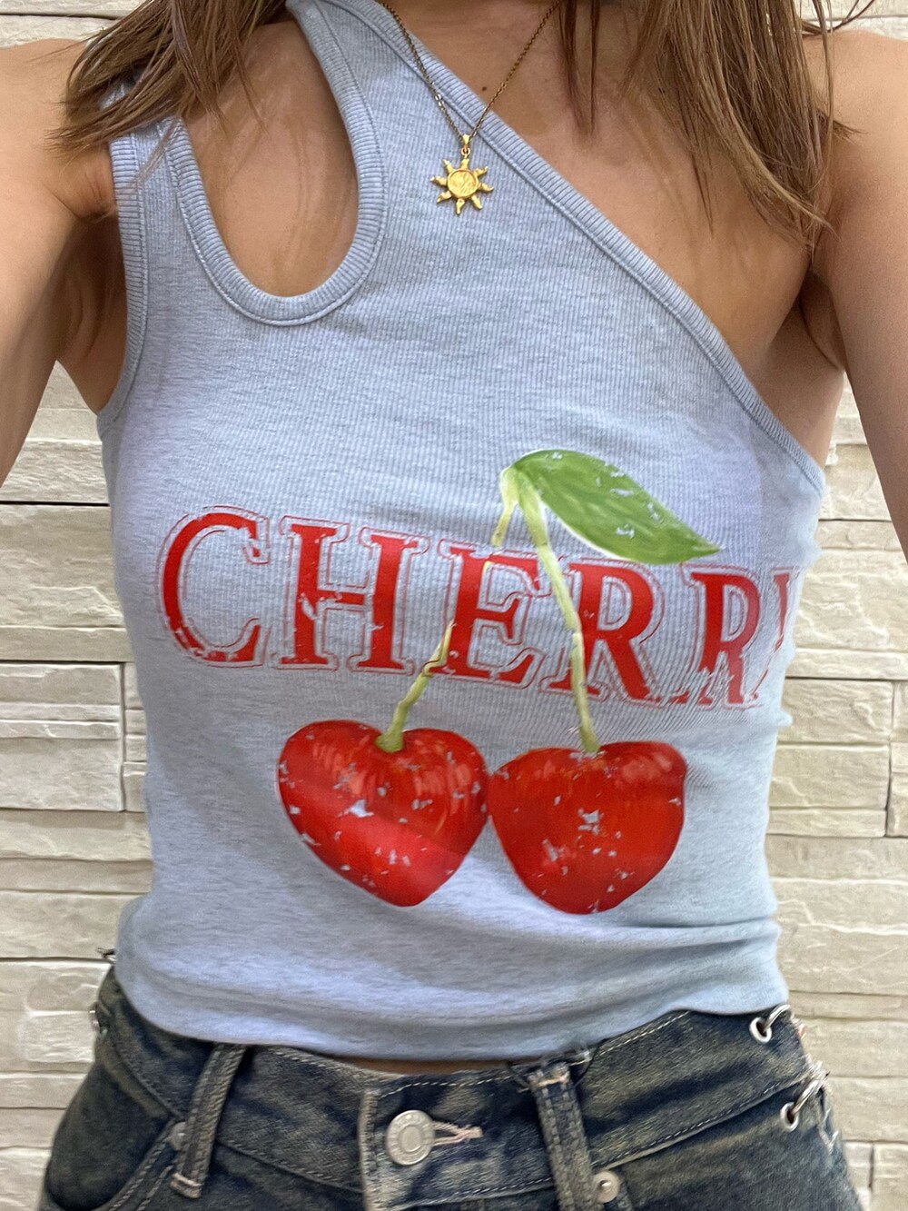 ブルー系のキャミソール、ブルー系のデニムパンツ、シルバー系のサンダルを着用したレディースの夏コーディネートの4枚目の写真