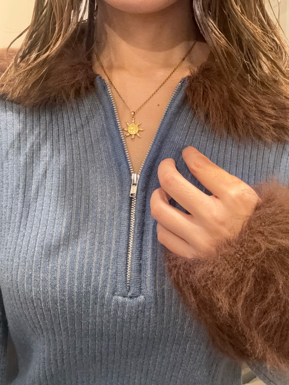 ブルー系のワンピース、ブラック系のショルダーバッグ、ブラック系のブーツを着用したレディースの冬コーディネートの4枚目の写真