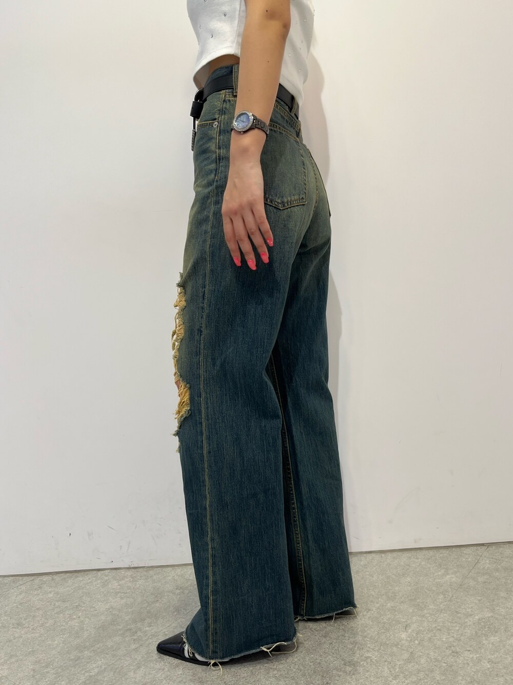 ホワイト系のTシャツ/カットソー、ブルー系のデニムパンツを着用したレディースの春コーディネートの5枚目の写真