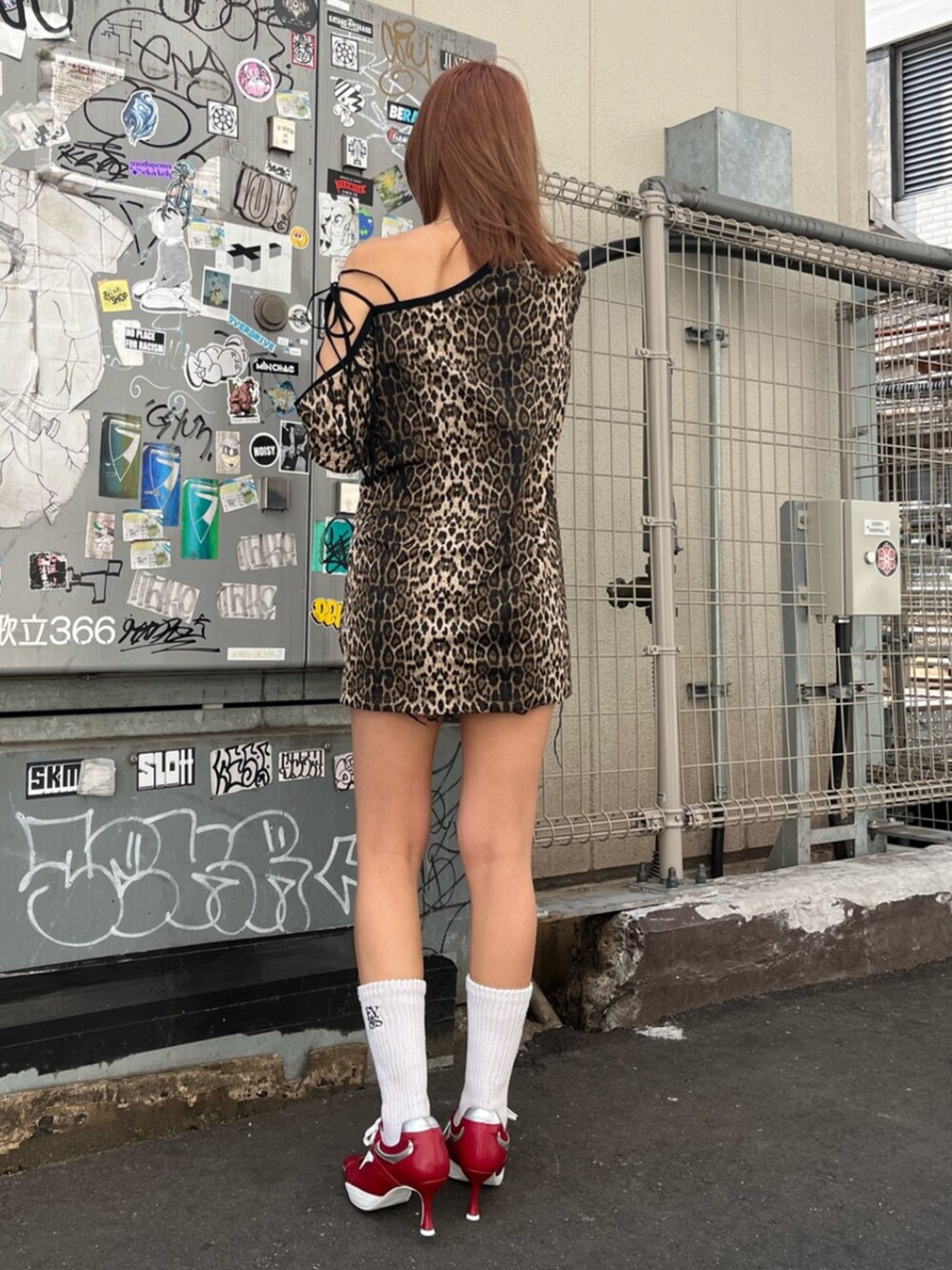 レッド系のパンプス、その他のTシャツ/カットソー、ブラック系のデニムパンツを着用したレディースの春コーディネートの3枚目の写真