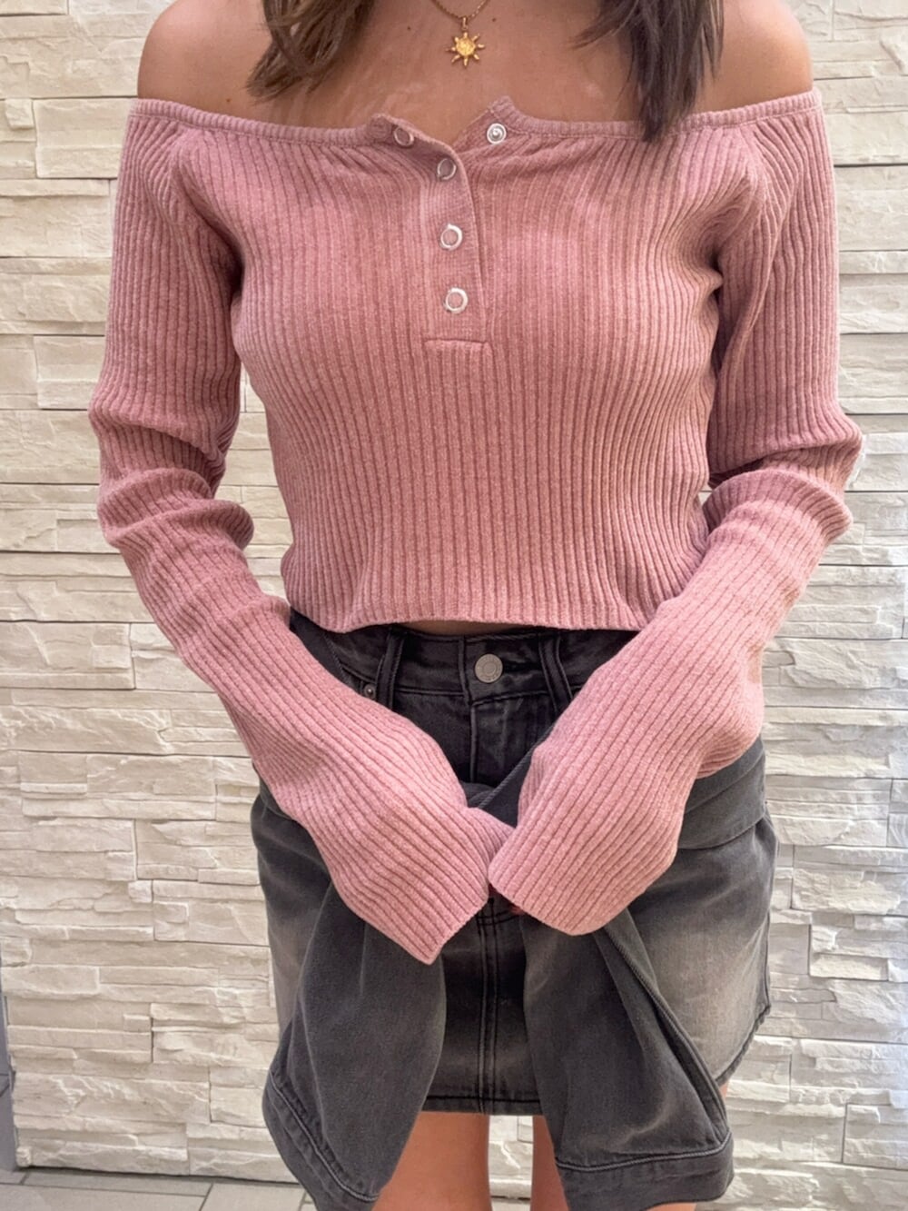 その他のブルゾン、ブラック系のデニムスカート、ブラック系のブーツを着用したレディースの秋コーディネートの4枚目の写真