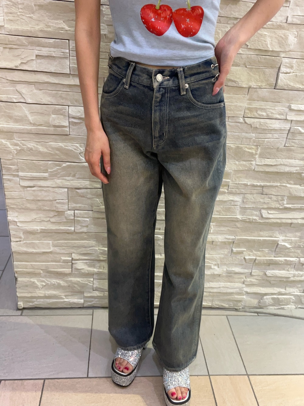 ブルー系のキャミソール、ブルー系のデニムパンツ、シルバー系のサンダルを着用したレディースの夏コーディネートの6枚目の写真