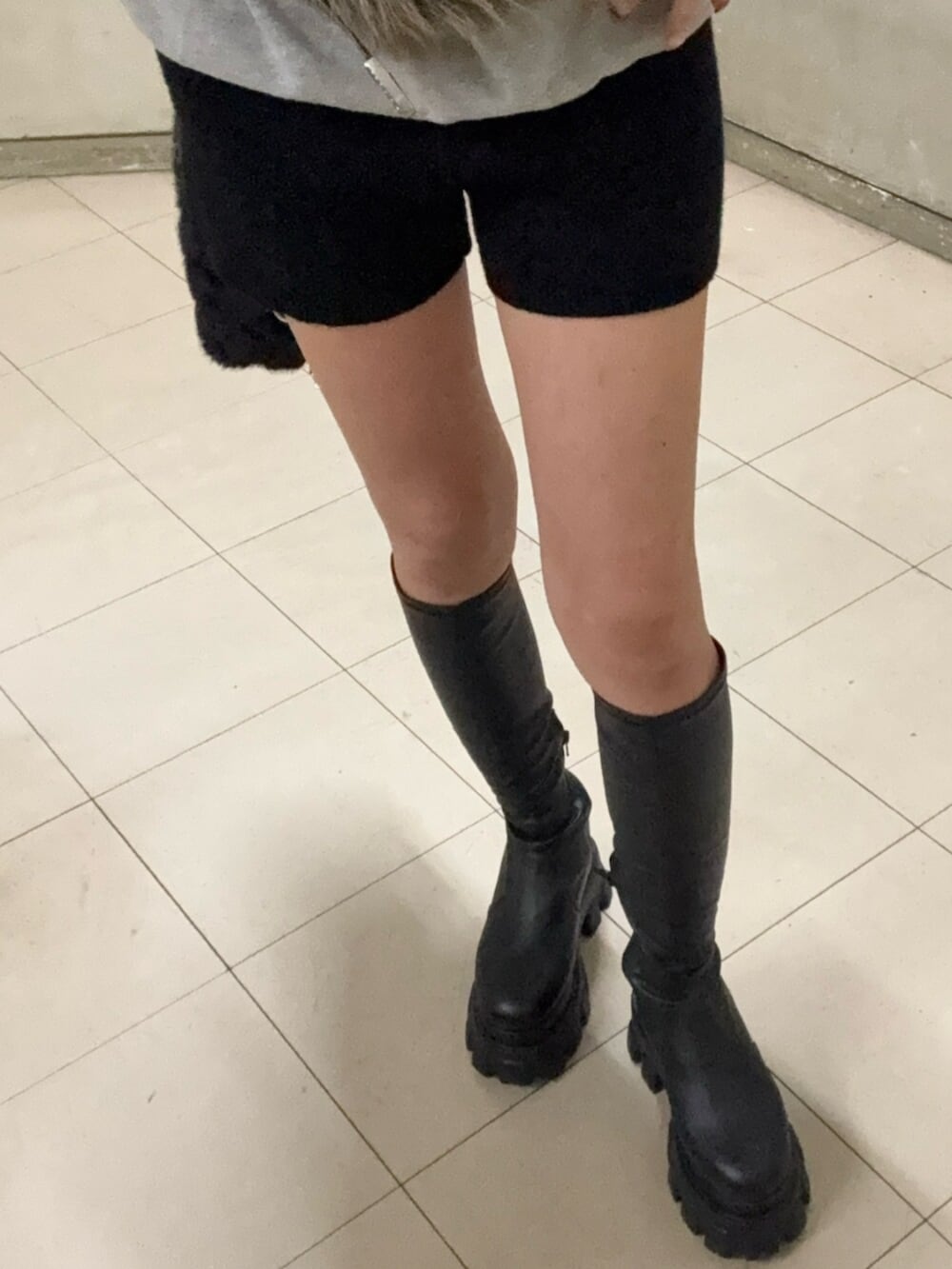 ブラック系のその他パンツ、ブラック系のブーツ、その他のブルゾンを着用したレディースの秋コーディネートの8枚目の写真