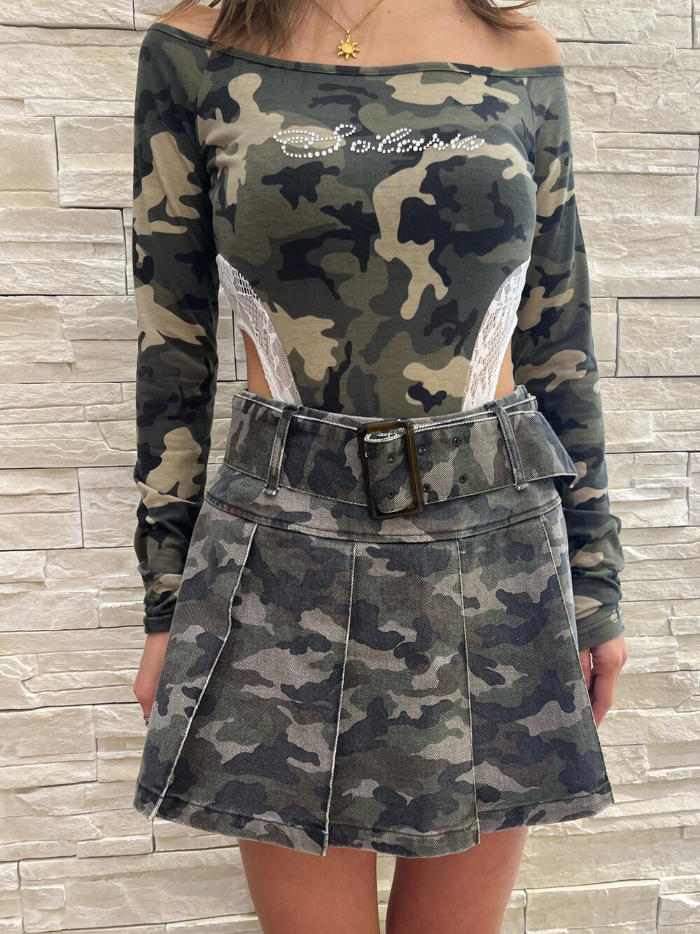 その他のTシャツ/カットソー、その他のスカート、ブラック系のブーツを着用したレディースの冬コーディネートの5枚目の写真