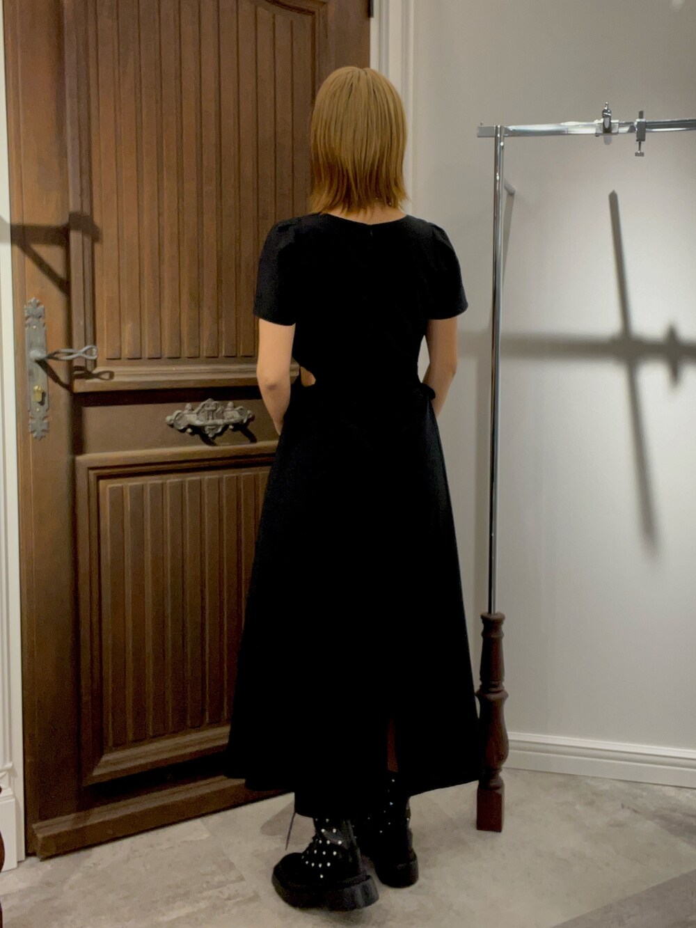 ブラック系のワンピース、ブラック系のブーツ、シルバー系のチョーカーを着用したレディースの春コーディネートの3枚目の写真