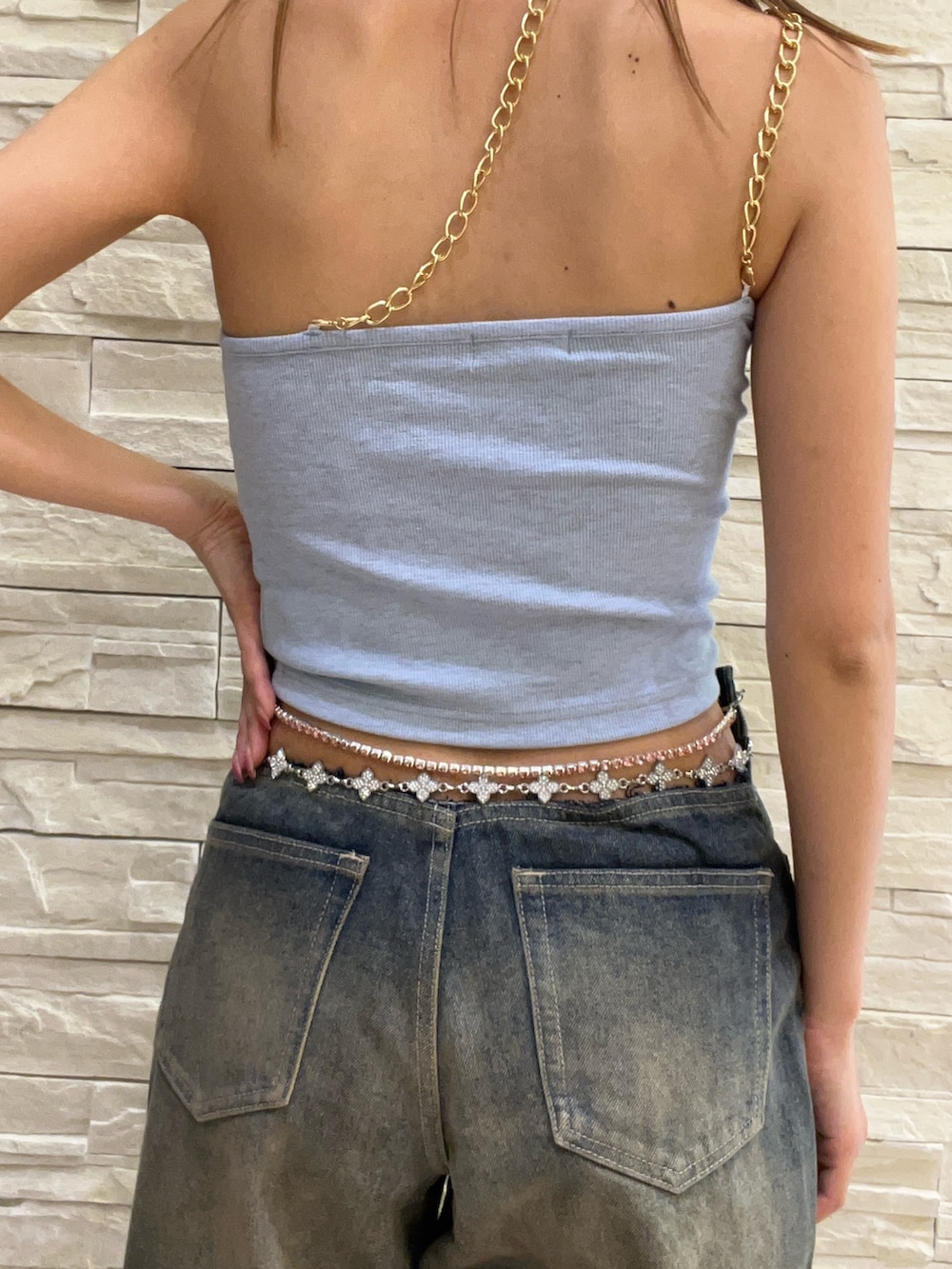 ブルー系のキャミソール、ブルー系のデニムパンツ、シルバー系のサンダルを着用したレディースの夏コーディネートの5枚目の写真