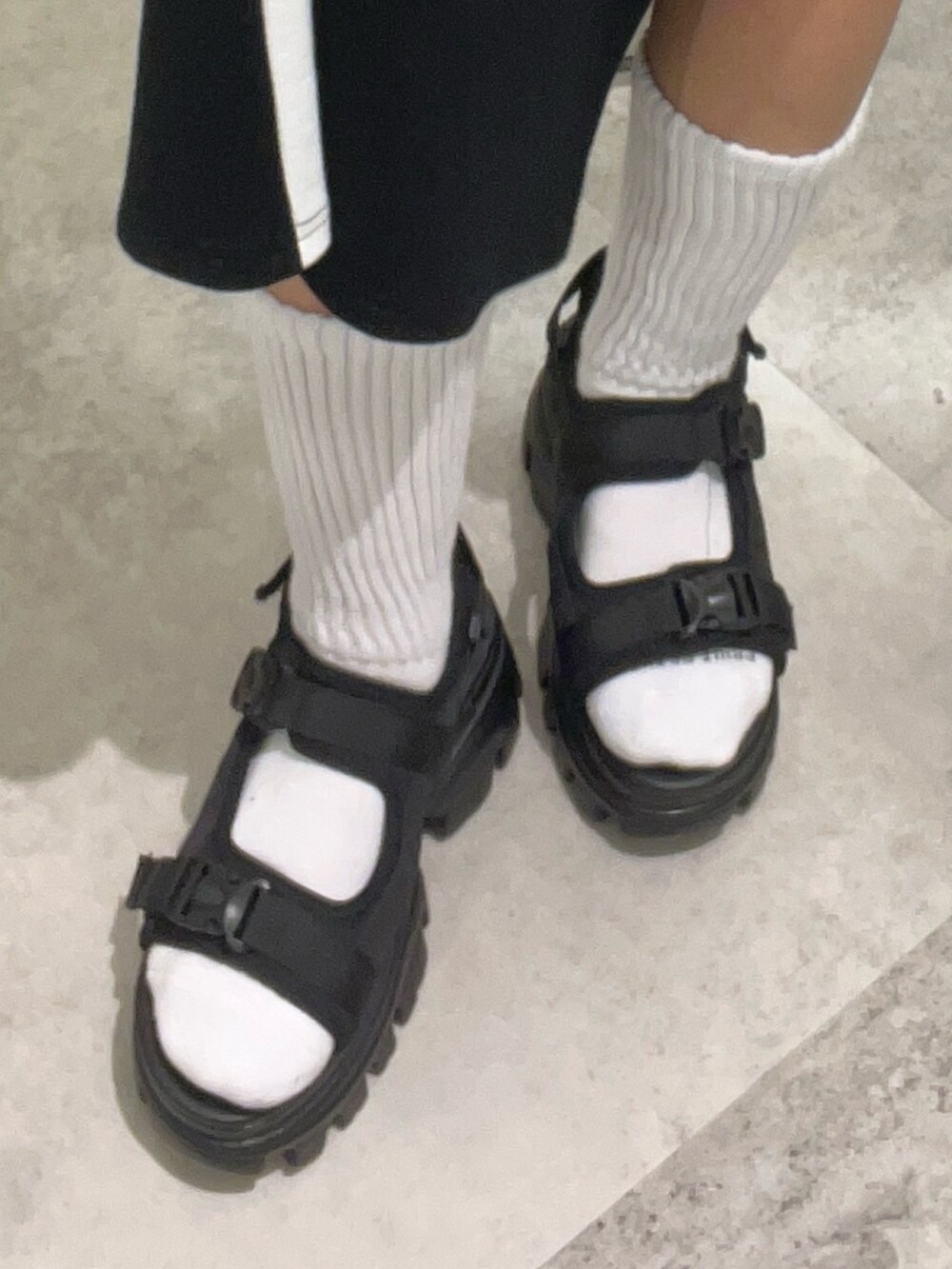 ブラック系のワンピース、ブラック系のサンダルを着用したレディースの春コーディネートの5枚目の写真