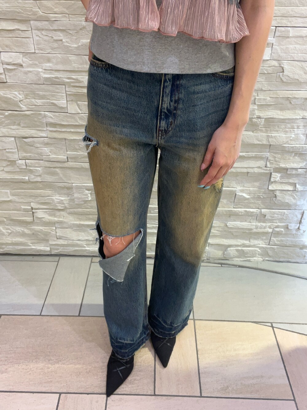 グレー系のTシャツ/カットソー、ピンク系のキャミソール、ブルー系のデニムパンツを着用したレディースの春コーディネートの5枚目の写真