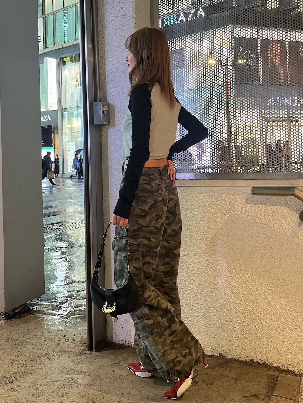 ブラック系のTシャツ/カットソー、その他のデニムパンツ、レッド系のパンプスを着用したレディースの春コーディネートの2枚目の写真