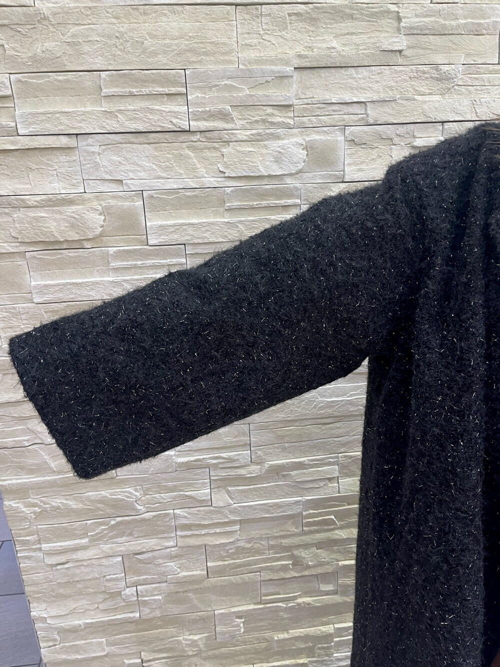 ブラック系のチェスターコート、ブラック系のつなぎ/オールインワン、ブラック系のブーツを着用したレディースの冬コーディネートの8枚目の写真