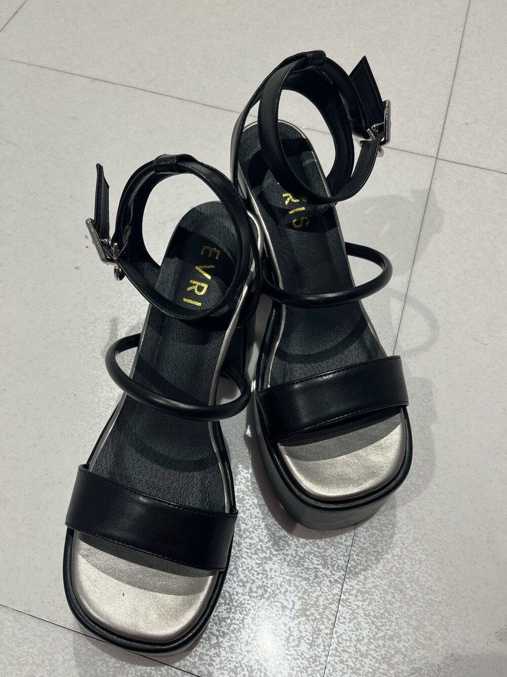 ブラック系のタンクトップ、ピンク系のデニムパンツ、ブラック系のサンダルを着用したレディースの夏コーディネートの7枚目の写真