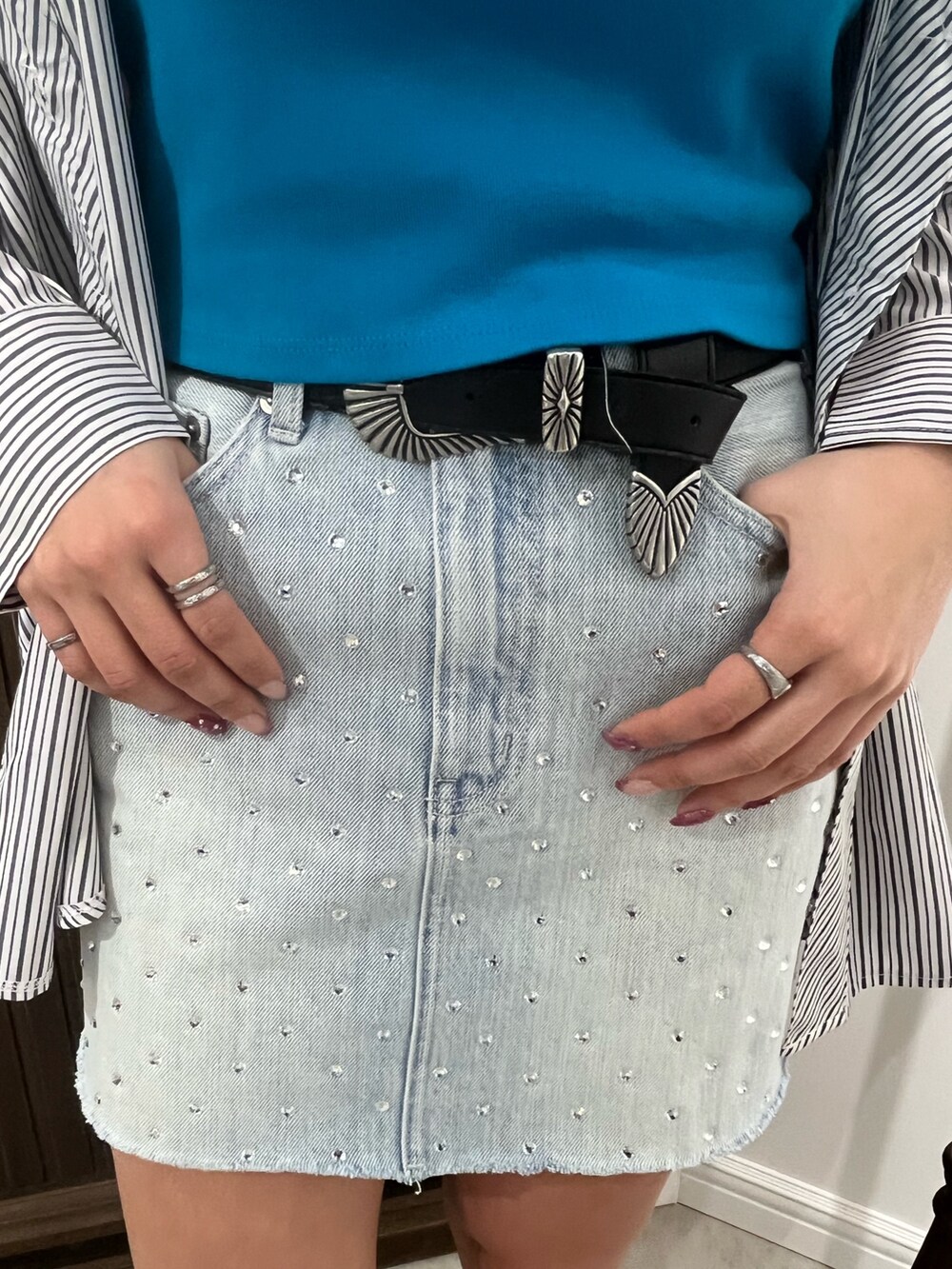 ホワイト系のシャツ/ブラウス、ブルー系のTシャツ/カットソー、ブルー系のデニムスカートを着用したレディースの春コーディネートの6枚目の写真