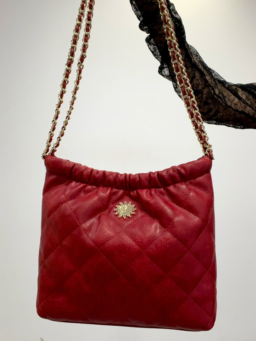 その他のTシャツ/カットソー、レッド系のショルダーバッグ、ブルー系のデニムパンツを着用したレディースの秋コーディネートの6枚目の写真