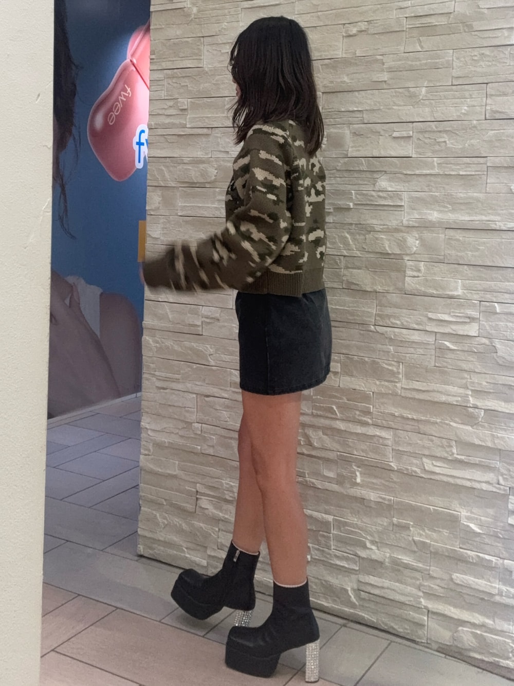 その他のニット/セーター、ブラック系のスカート、ブラック系のブーツを着用したレディースの冬コーディネートの2枚目の写真