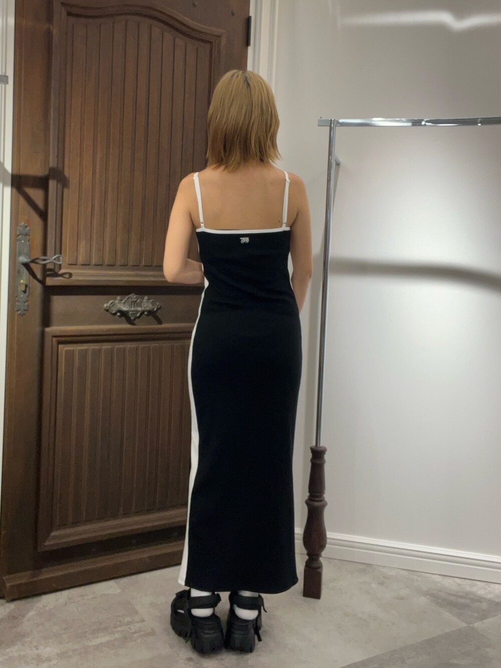 ブラック系のワンピース、ブラック系のサンダルを着用したレディースの春コーディネートの4枚目の写真