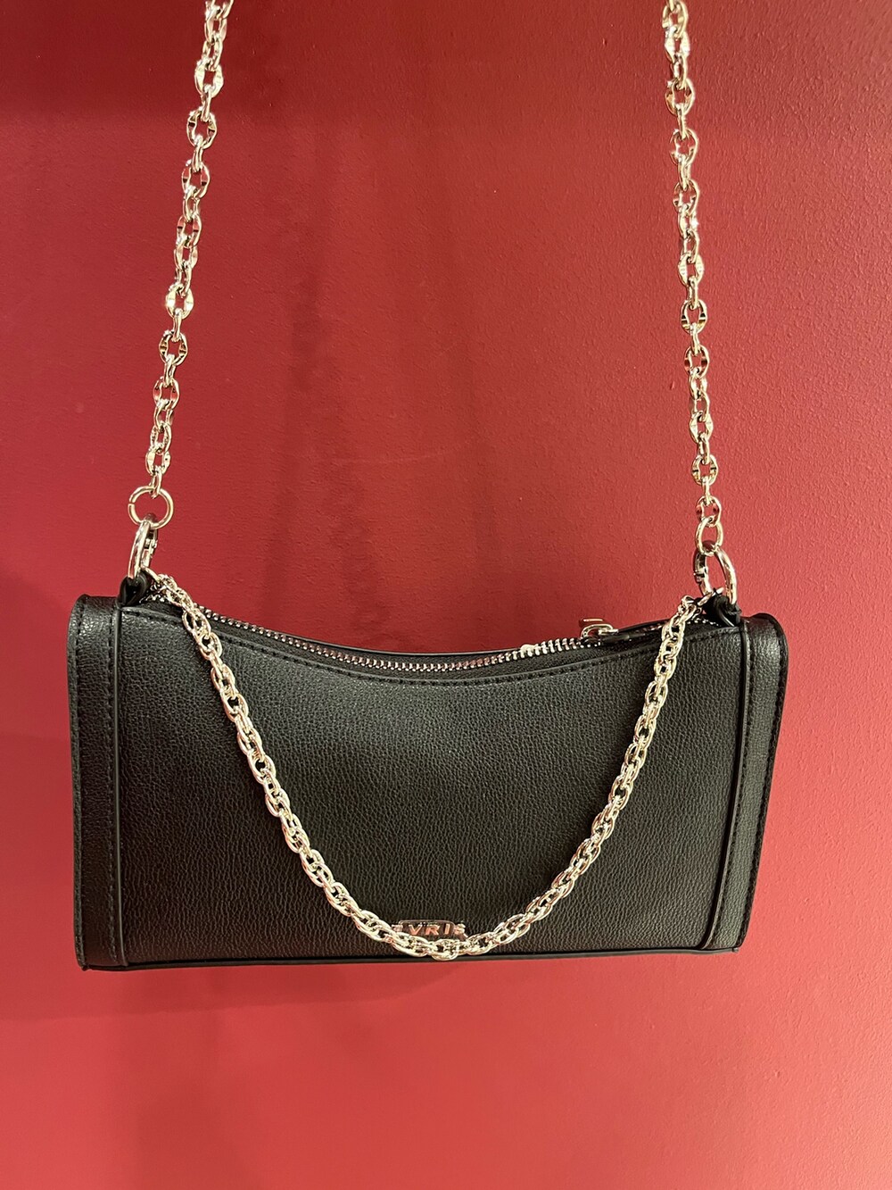 ブラック系のワンピース、ブラック系のショルダーバッグ、ブラック系のブーツを着用したレディースの夏コーディネートの5枚目の写真