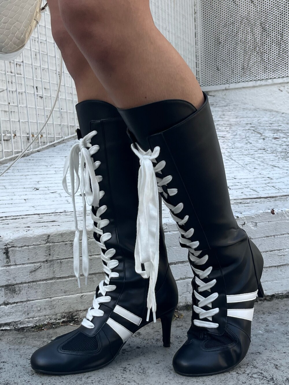 その他のTシャツ/カットソー、その他のスカート、ブラック系のブーツを着用したレディースの冬コーディネートの6枚目の写真