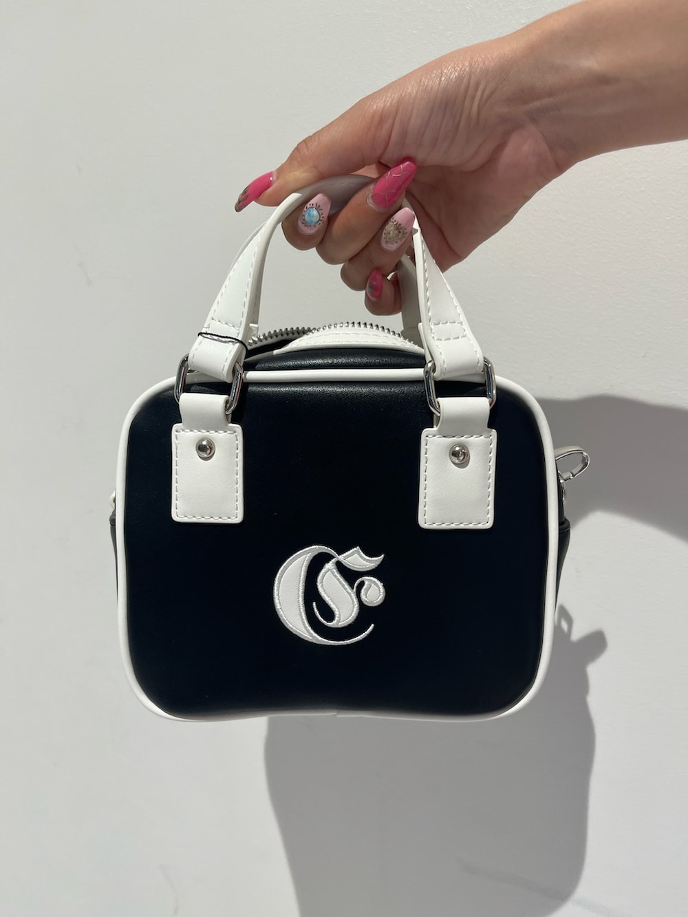 レッド系のタンクトップ、ブラック系のデニムパンツ、ブラック系のサンダルを着用したレディースの夏コーディネートの6枚目の写真