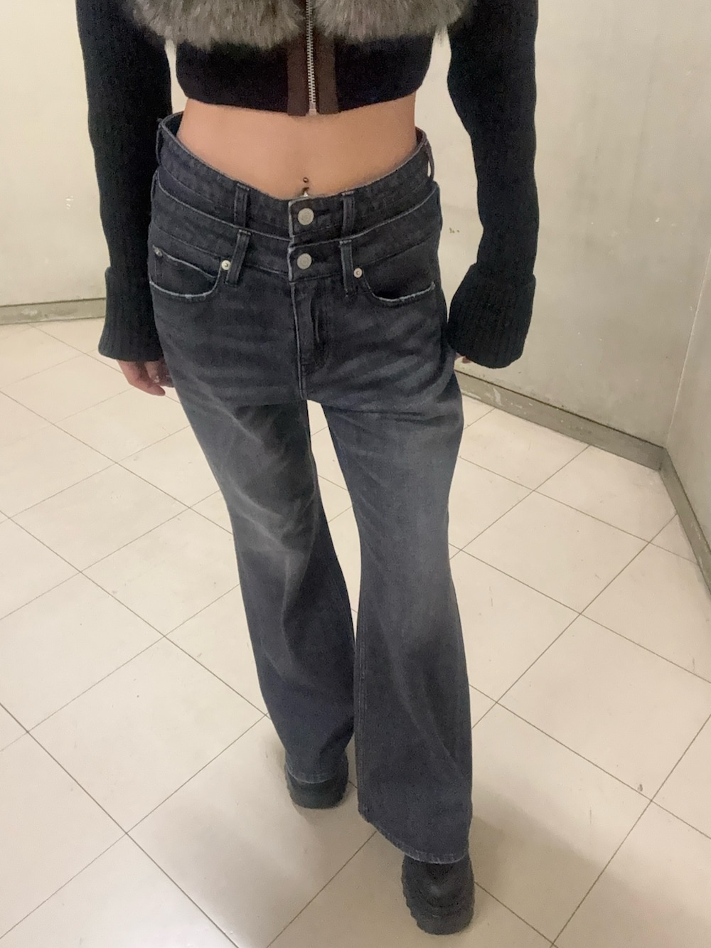 ブラック系のブルゾン、ブラック系のデニムパンツ、ブラック系のブーツを着用したレディースの秋コーディネートの5枚目の写真