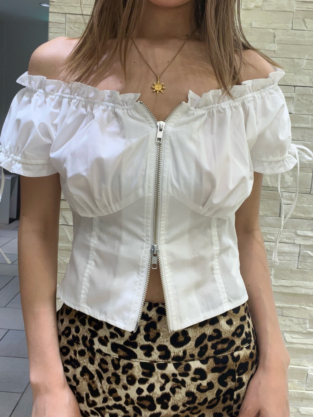 ホワイト系のシャツ/ブラウス、ベージュ系のスカート、ブラック系のサンダルを着用したレディースの夏コーディネートの4枚目の写真