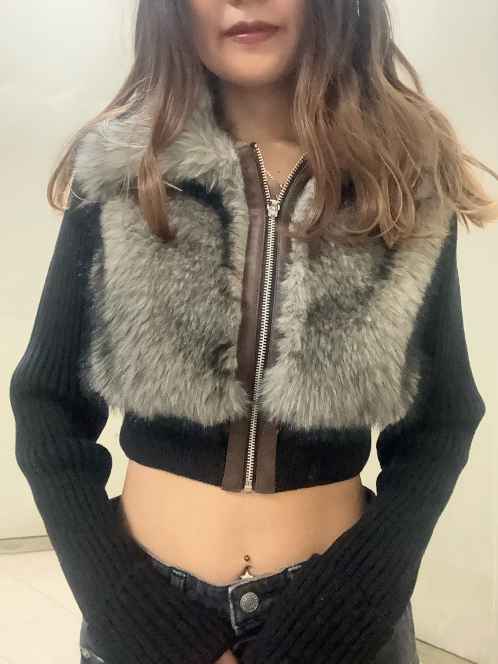 ブラック系のブルゾン、ブラック系のデニムパンツ、ブラック系のブーツを着用したレディースの秋コーディネートの4枚目の写真