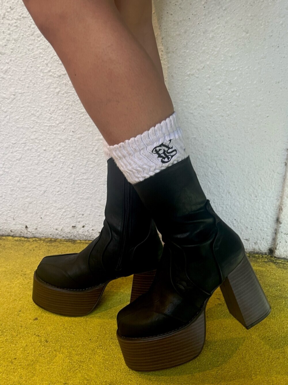 ブルー系のブルゾン、ブラック系のワンピース、ブラック系のブーツを着用したレディースの冬コーディネートの8枚目の写真