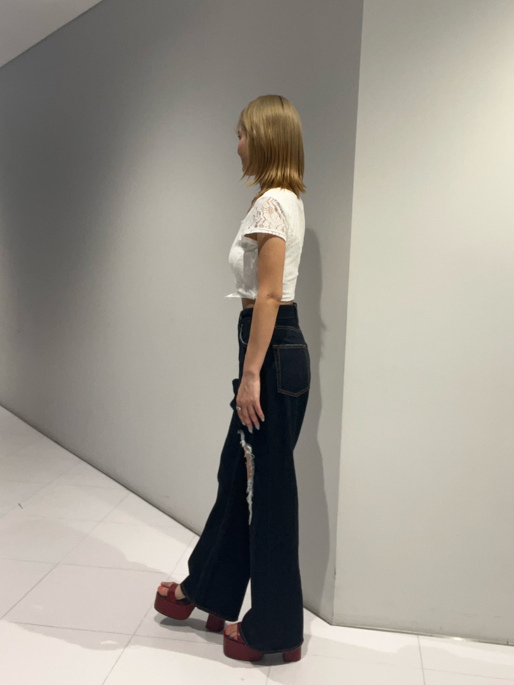 ホワイト系のTシャツ/カットソー、ブルー系のデニムパンツ、レッド系のサンダルを着用したレディースの夏コーディネートの4枚目の写真