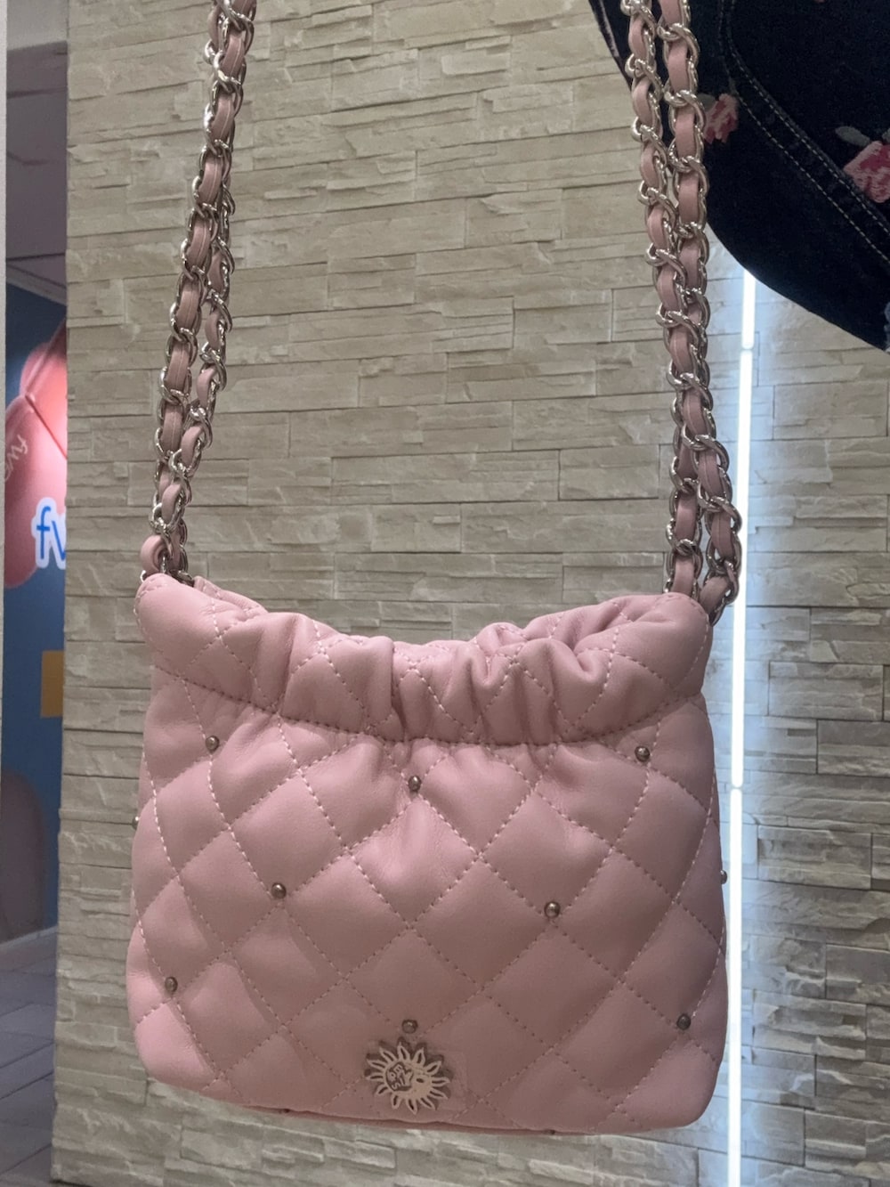 ブルー系のデニムジャケット、ブルー系のデニムパンツ、ブラック系のブーツを着用したレディースの冬コーディネートの7枚目の写真