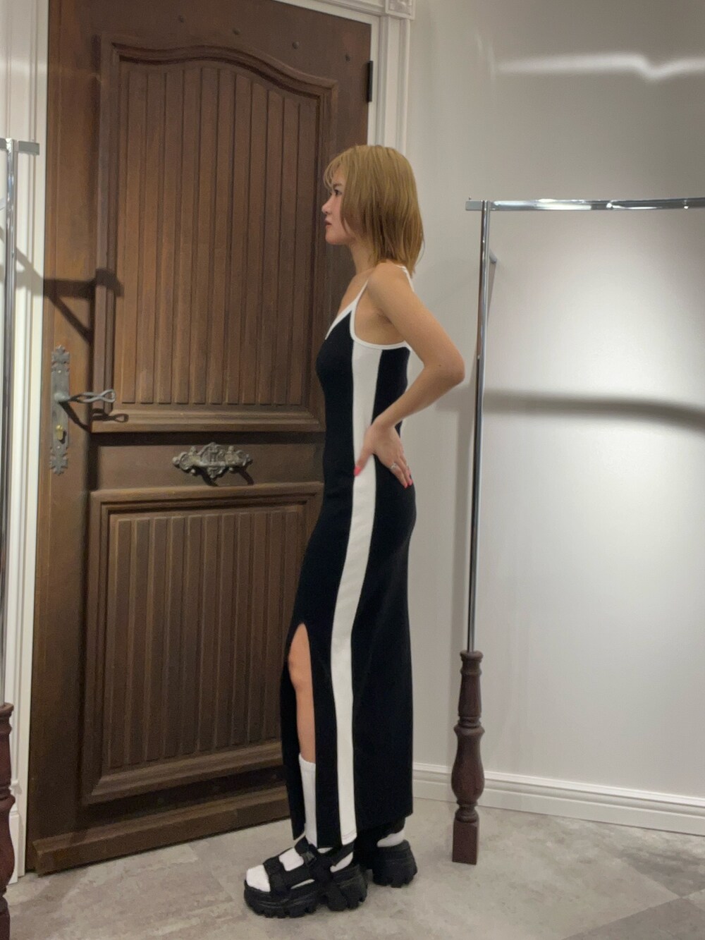 ブラック系のワンピース、ブラック系のサンダルを着用したレディースの春コーディネートの3枚目の写真