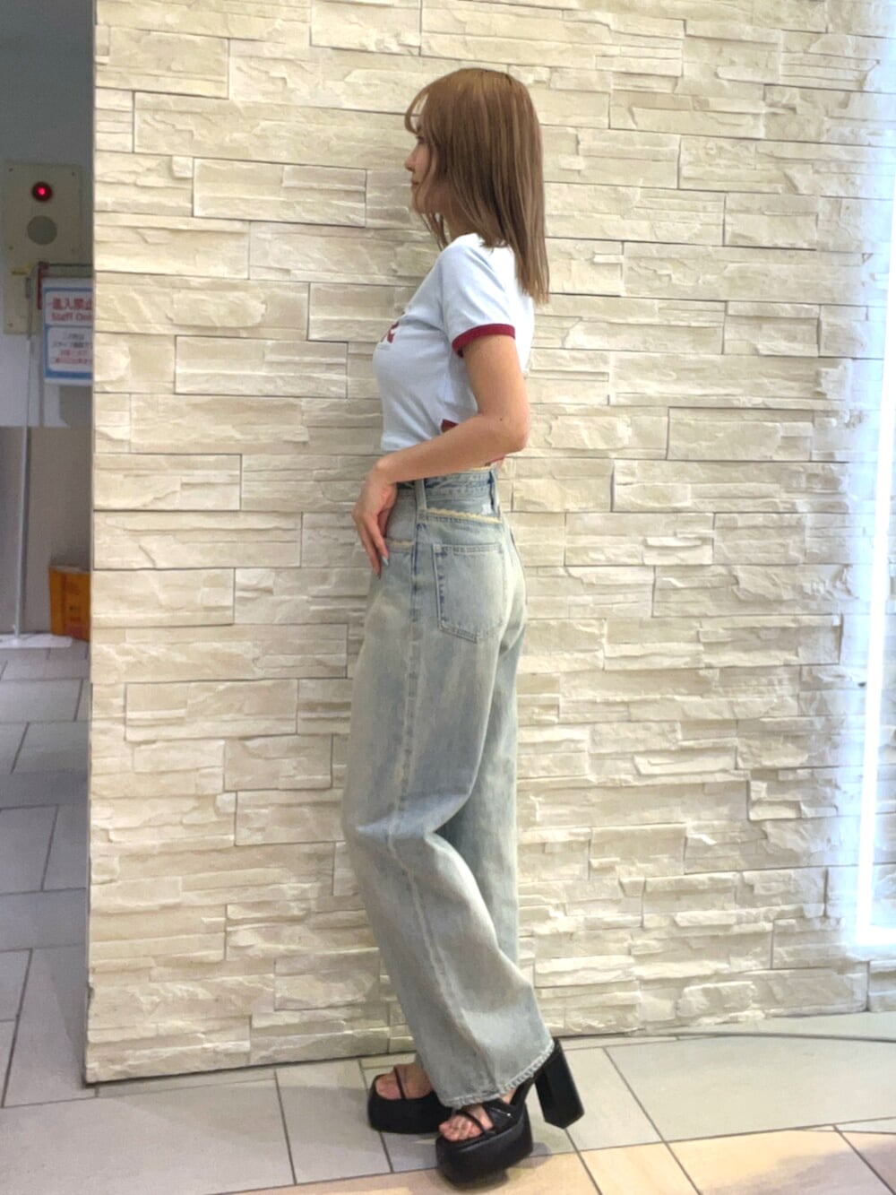 ブルー系のTシャツ/カットソー、ブルー系のデニムパンツ、イエロー系のハンドバッグを着用したレディースの春コーディネートの2枚目の写真