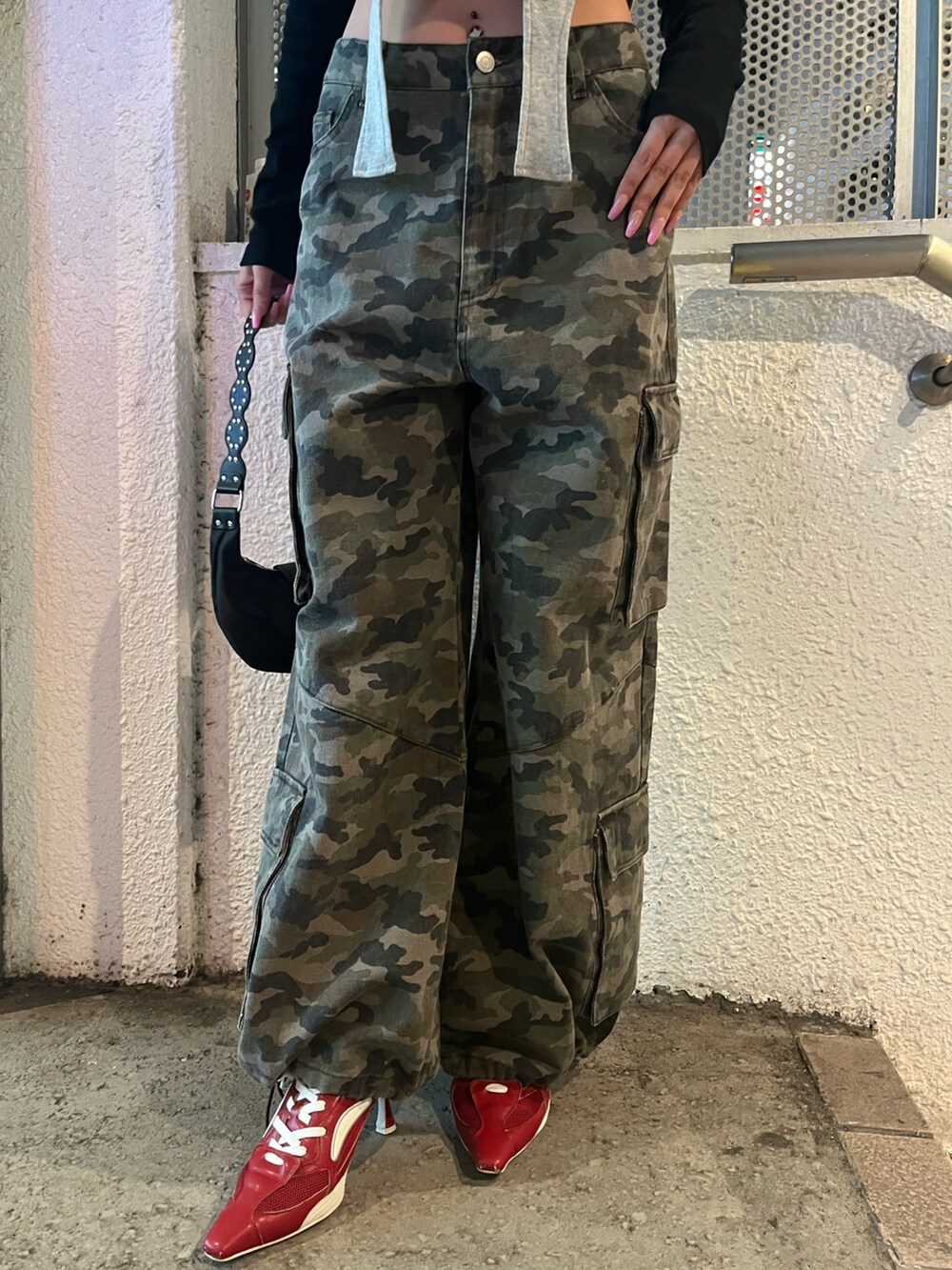 ブラック系のTシャツ/カットソー、その他のデニムパンツ、レッド系のパンプスを着用したレディースの春コーディネートの5枚目の写真